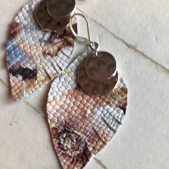 Leather earrings with dangle - Picture 3 of 3